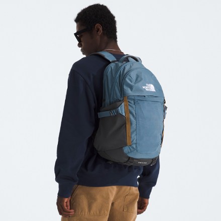 north face backpack recon sale The Everyday Laptop Backpack, Duck Grn/New Taupe Grn, OSFA | Daypack, Water Repellent, Laptop Sleeve, 2 Water Bottle Pockets A classic The North Face Recon Backpack