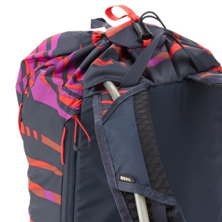 REI Co-op Flash 18 Print Pack Hydration port & tube routing