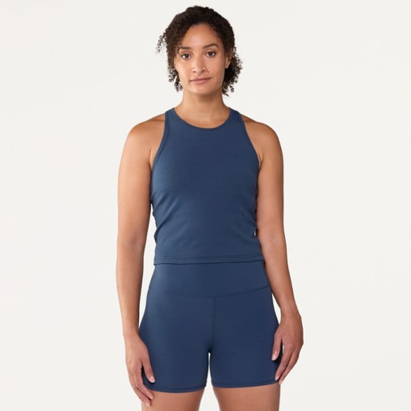 Model info: Height: 5'10" | Chest: 35 | Waist: 28" | Wearing size: M