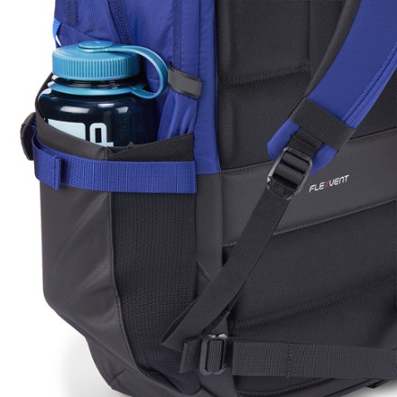 The North Face Recon Pack - Men's Water bottle pocket (Water bottle sold separately)