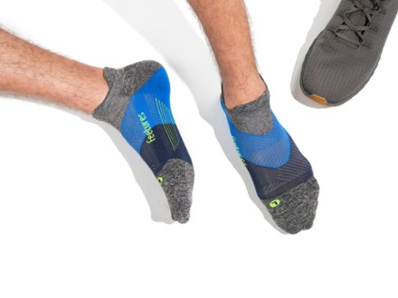 Feetures Elite Max Cushion No-Show Tab Socks 1