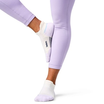 Feetures Elite Max Cushion No Show Tab Socks 1
