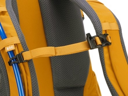REI Co-op Trail 25 Pack Hydration tube routing (reservoir not included)