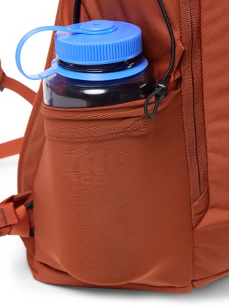 Arc'teryx Mantis 26 L Pack Water bottle pocket (Water bottle sold separately)