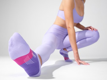Feetures Elite Max Cushion No-Show Tab Socks 2