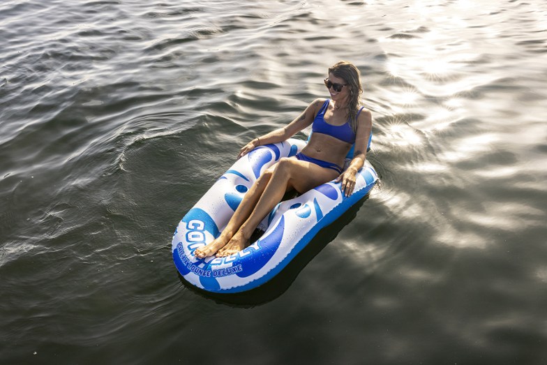 Location Image of color White/Blue