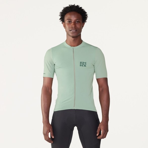 Model info: Height: 6' 1" | Waist: 30" | Wearing size: M