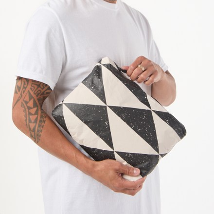 ALOHA Collection Mid Pouch 1