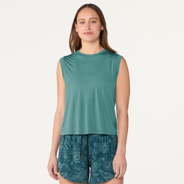 Model info: Height: 5' 10" | Chest: 34" | Waist: 28" | Wearing size: M