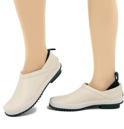 JBU Bumblebee Garden-Ready Shoes - Women's 5