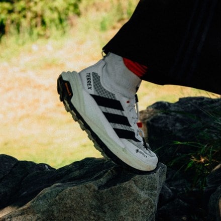 Location Image of color Ftwr White/Core Black/White