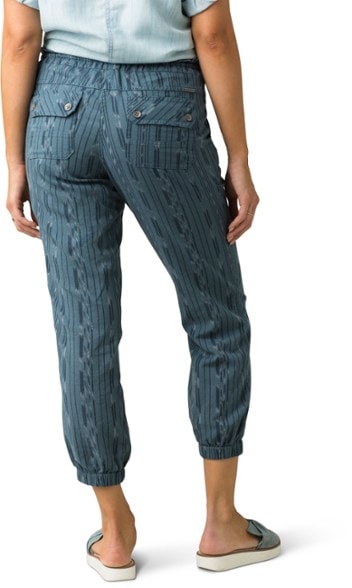 On Body Image of color Nickel Jacquard