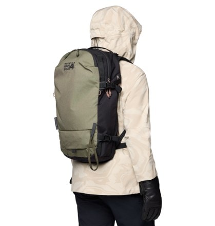 Mountain Hardwear Gnarwhal 25 Snow Pack 1