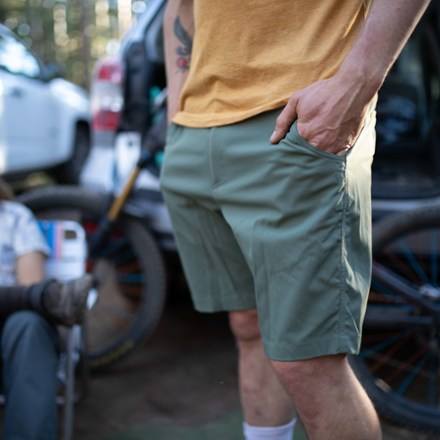 Flylow Hot Tub 9.5" Bike Shorts - Men's 2