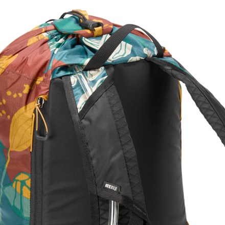 REI Co-op Flash 18 Print Pack Hydration port & tube routing