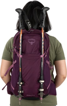 Osprey Sportlite 25 Pack Trekking poles not included. Displays in-use trekking pole attachment
