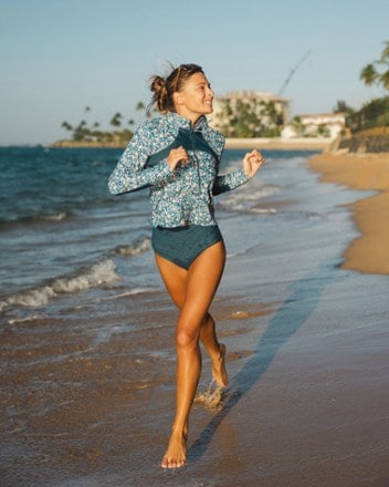 Location Image for Cropped Half-Zip Rashguard - Women's