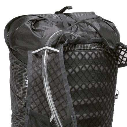 Black Diamond Distance 15 Pack - Women's Hydration port & tube routing