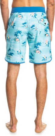 Quiksilver SurfSilk Scallop 19" Board Shorts - Men's 2