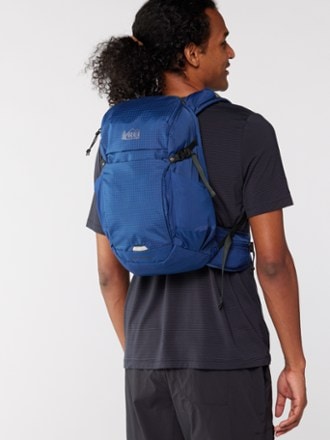 REI Co-op Link 15 L Hydration Pack 1