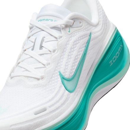 Nike Vomero Plus Road-Running Shoes - Women's 6