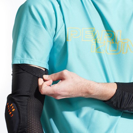 PEARL iZUMi Elevate Elbow Guards - Men's 5