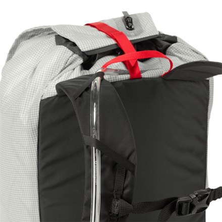 Black Diamond Blitz 28 Pack Hydration port & tube routing