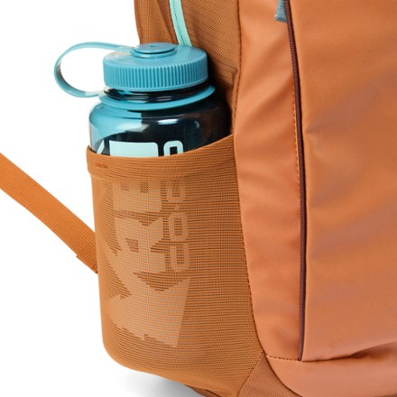 Cotopaxi Allpa 18 L Daypack Water bottle pocket (Water bottle sold separately)
