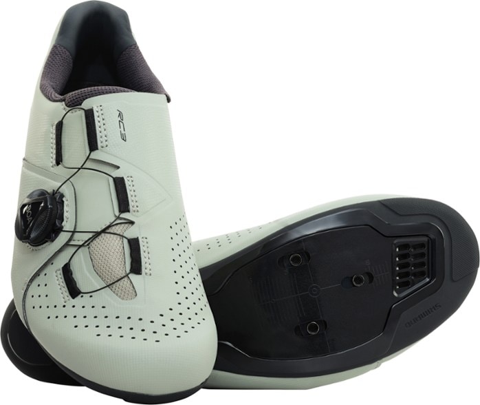 RC3 is RC1 with the BOA® Fit System. Apart from the way you tighten the shoes, the upper, footbed and outsole make are the same