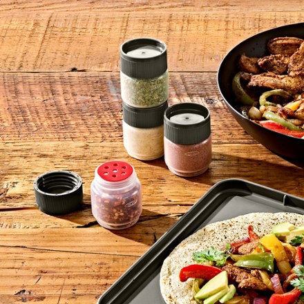 L'objet ロブジェ ソルト& ペッパー容器セット OXO Outdoor 7-Piece Spice Shaker & Squeeze Bottle Set | REI Co-op