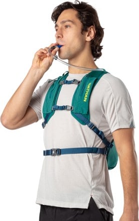 Nathan Crossover 10 L Hydration Vest 8