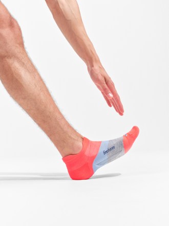 Feetures Elite Max Cushion No-Show Tab Socks 1