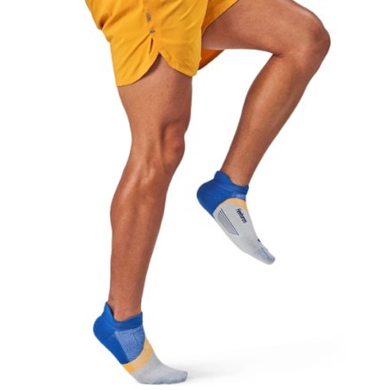 Feetures Elite Light Cushion No Show Tab Socks 1