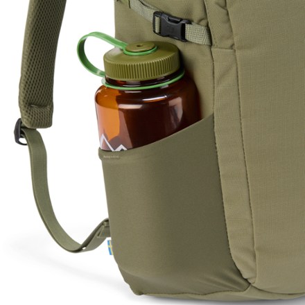 Fjallraven Ulvo 23 Daypack Water bottle pocket (Water bottle sold separately)