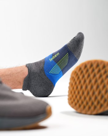 Feetures Elite Max Cushion No-Show Tab Socks 2