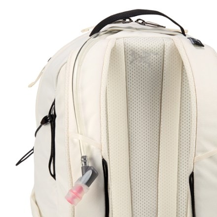 Arc'teryx Mantis 16 Pack Hydration port & tube routing