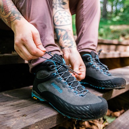 Location Image for Eldo Mid LTH GV Approach Boots - Women's