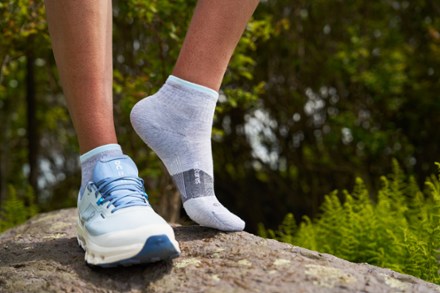 Feetures Trail Max Cushion Quarter Socks 2