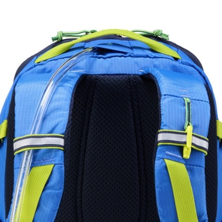 REI Co-op Tarn 18 Pack - Kids' Hydration port & tube routing