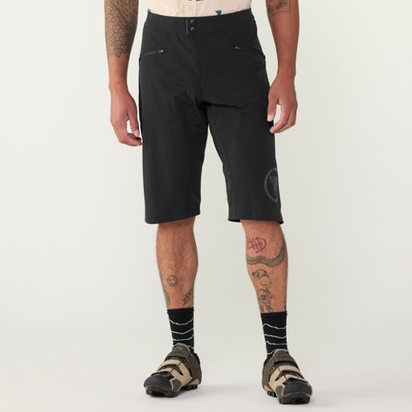 Model info: Height: 6' 2" | Waist: 32" | Inseam: 31" | Wearing size: M