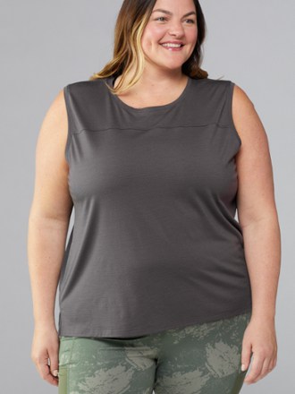 women's plus sleeveless tops