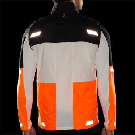 Brooks Run Visible Insulated Vest 2.0 - Men's 4