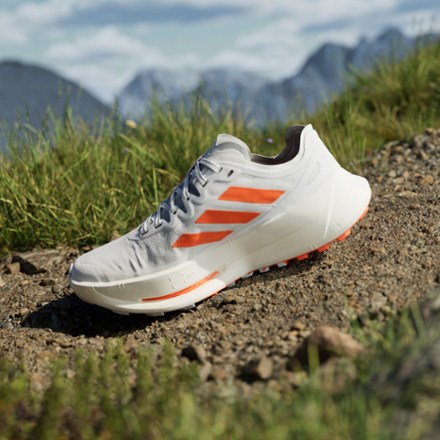 Location Image of color White/Impact Orange/Dash Grey