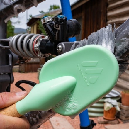 mountainFLOW eco-wax Bamboo Frame Cleaning Brush 1