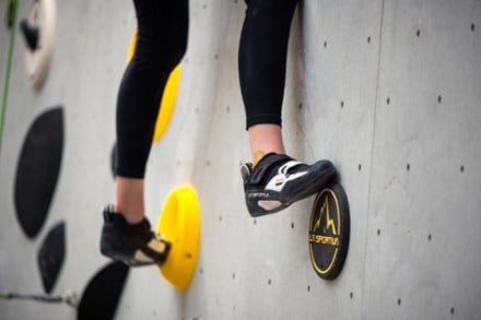 Location Image of color Black/Chalk