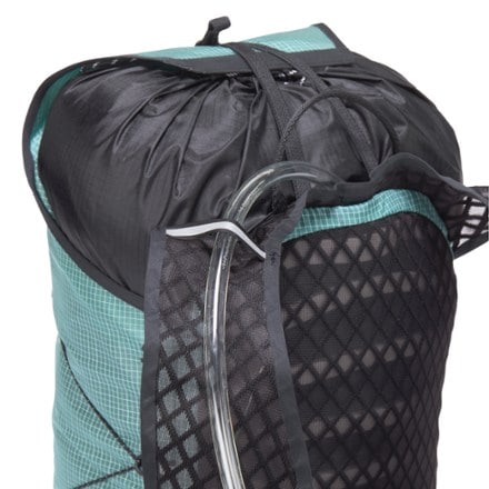 Black Diamond Distance 15 Pack - Women's Hydration port & tube routing