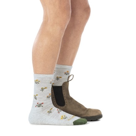 Darn Tough Wildflower Crew Lighweight Lifestyle Socks - Women's 2
