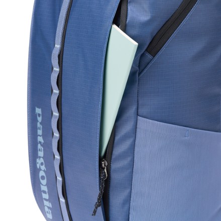 Patagonia Black Hole Pack - 25 L Trekking pole attachments