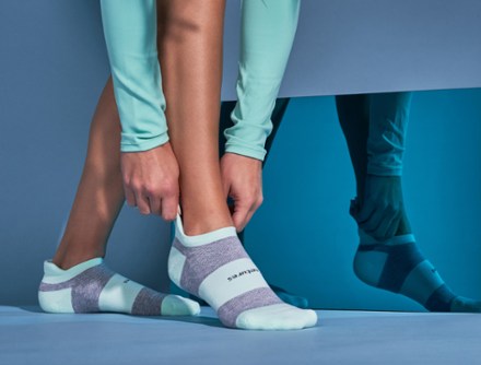 Feetures High-Performance Ultra Light No-Show Tab Socks 1