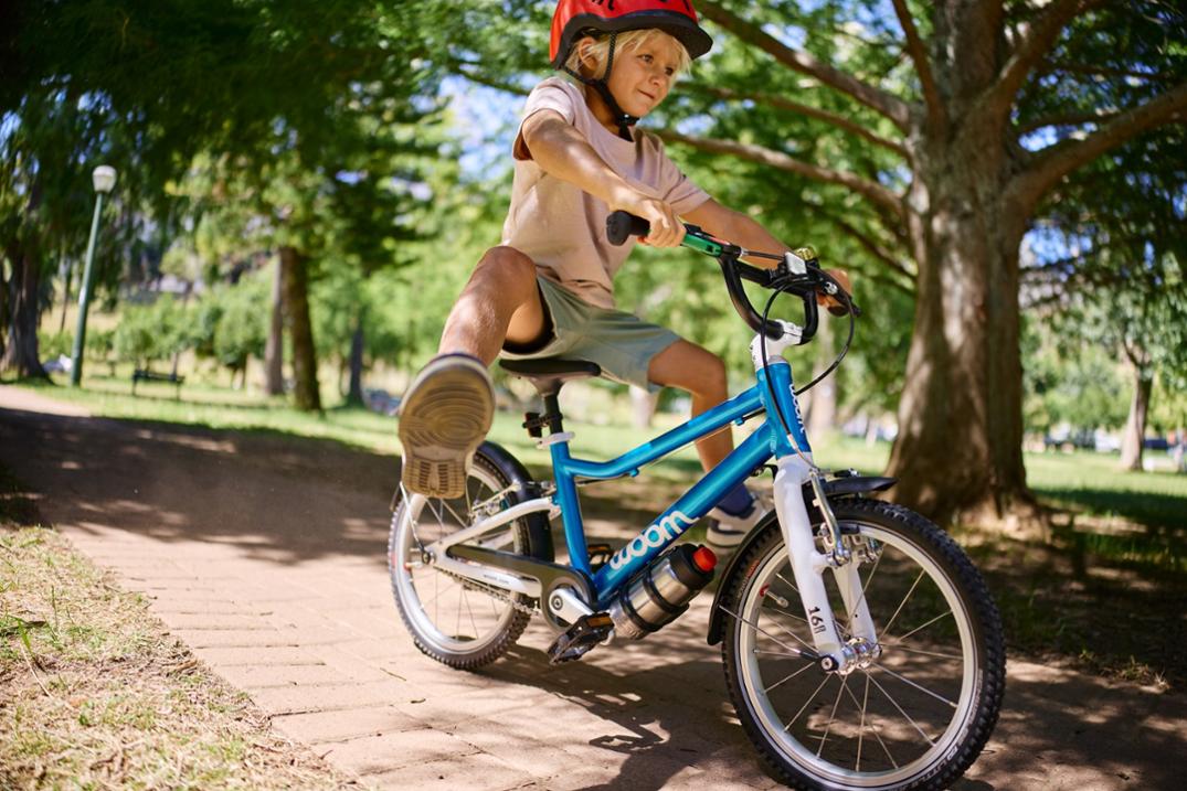 Location Image for GLUG Stainless-Steel Water Bottle and Cage Set - Kids'